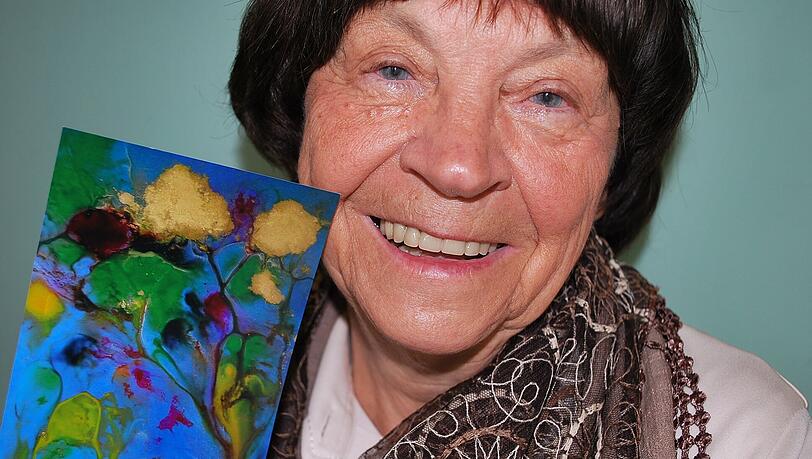 Die 82-jährige Künstlerin Anneliese Bajar malt einige ihre Bilder mit Farben, die heilen sollen. Die 82-jährige Künstlerin Anneliese Bajar malt einige ihre Bilder mit Farben, die heilen sollen.