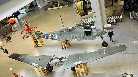 Im Deutschen Museum werden derzeit die Flugzeuge abgebaut. Sie werden während der Sanierung des Museums in der Flugwerft Schleißheim zwischengelagert.