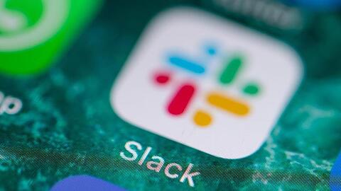 Der Bildschirm eines iPhones zeigt die Messenger-App Slack.