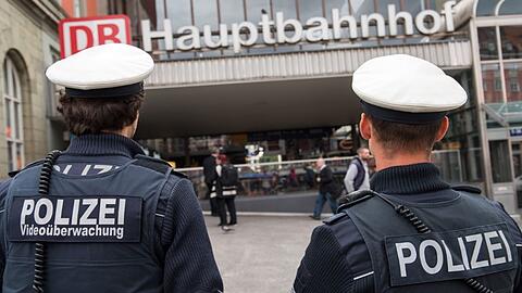 Gegen den 22-Jährigen wird unter anderem wegen Widerstand und tätlichem Angriff gegen Vollstreckungsbeamte ermittelt.