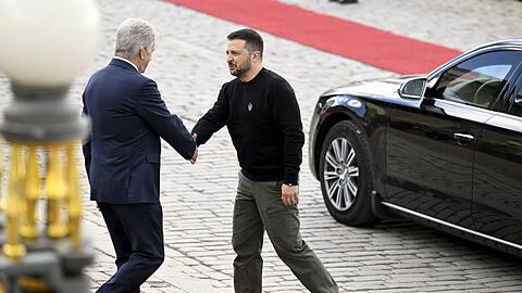 Finnlands Präsident Sauli Niinistö (l) begrüßt seinen ukrainischen Amtskollegen Wolodymyr Selenskyj am Präsidentenpalast in Helsinki.