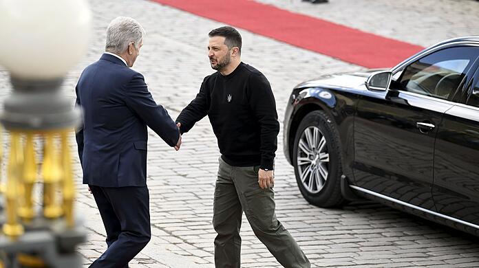 Finnlands Präsident Sauli Niinistö (l) begrüßt seinen ukrainischen Amtskollegen Wolodymyr Selenskyj am Präsidentenpalast in Helsinki.