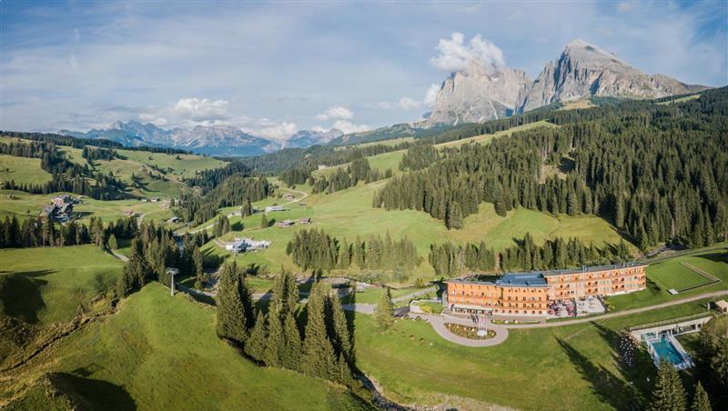 Das Floralpina liegt auf der Seiser Alm, der größten Hochalm Europas, die zum Unesco-Weltkulturerbe zählt.