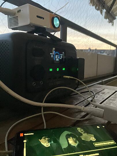 Über das Handy streamen, über den Beamer das Kinogefühl genießen – das geht mit dem Kraftwert ohne Probleme abseits von jeder Steckdose.