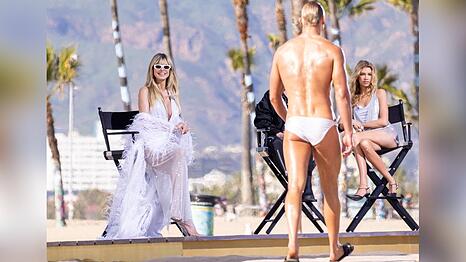 Heidi Klum (l.) strahlt am "GNTM"-Set.