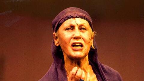 Gisela Stein im Jahr 2003 in Jean Genets &bdquo;Die Wände&ldquo;, umgesetzt von Dieter Dorn.