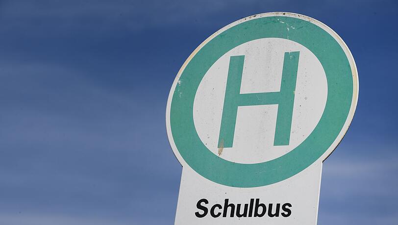 Drei Scheiben wurden an dem Schulbus besch&auml;digt. (Symbolbild)