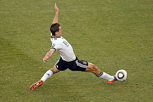 Miroslav Klose schiebt den Führungstreffer rein