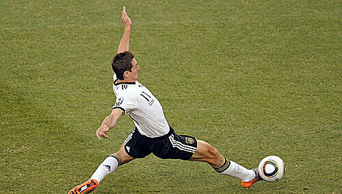 Miroslav Klose schiebt den Führungstreffer rein Miroslav Klose schiebt den Führungstreffer rein