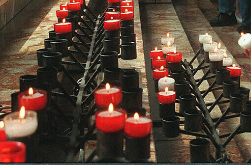 Brennende Kerzen in einer Kirche (Symbolbild)