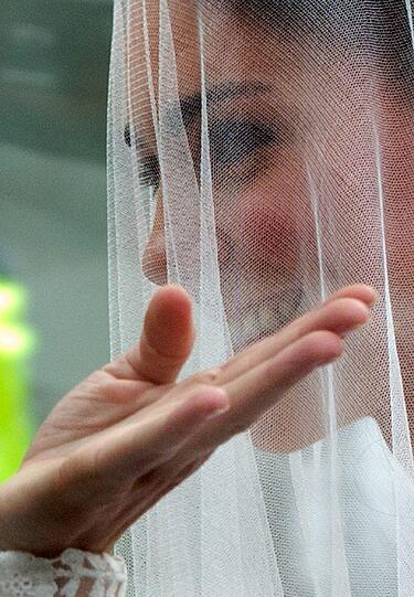 Das ist Englands zukünftige Königin: Kate Middleton kommt im weißen Brautkleid an der Abbey an.