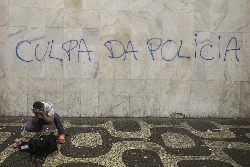 Knapp ein Jahr vor der Fußball-WM in Brasilien erlebt das Land einen ungeahnten Sturm des Protestes.