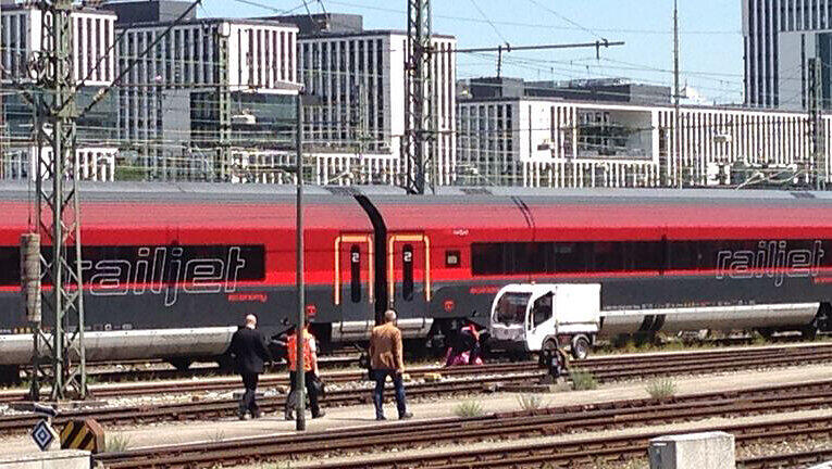 Beamte der Kriminalpolizei werden zum Railjet geführt, wo das tote Baby gefunden wurde. Beamte der Kriminalpolizei werden zum Railjet geführt, wo das tote Baby gefunden wurde.