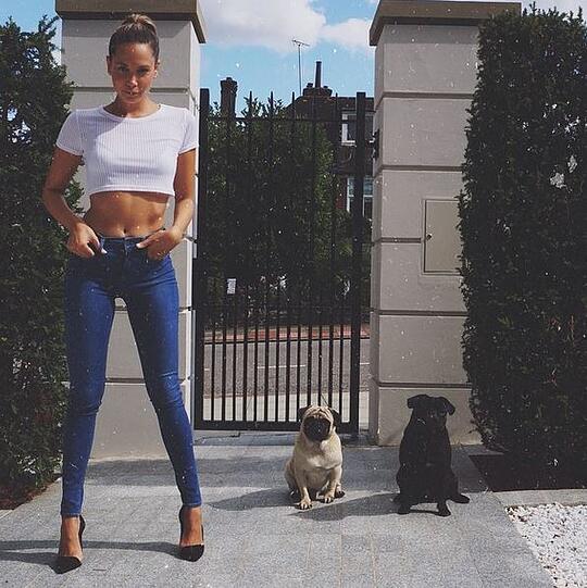 Mandy Capristo mit ihren zwei Möpsen.