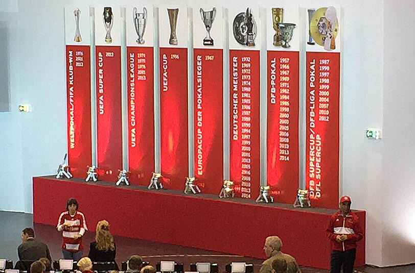 Ein Blick auf die Titel-Sammlung des FC Bayern, extra im Audi Dome präsentiert.