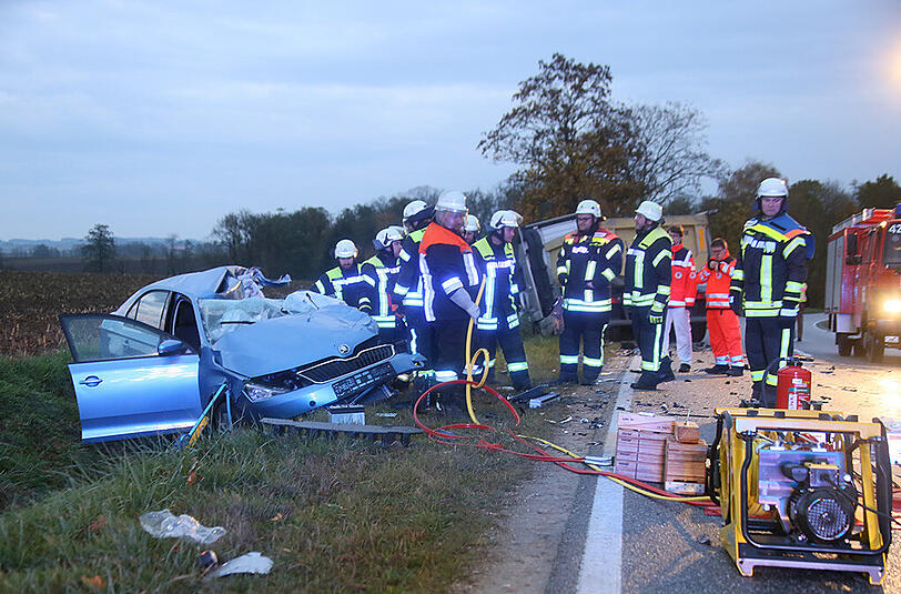 Schrecklicher Verkehrsunfall auf der Staatsstraße 2084 bei Erding. Ein Autofahrer ist nach einem Lkw-Zusammenstoß ums Leben gekommen. Die Bilder von der Unfallstelle.