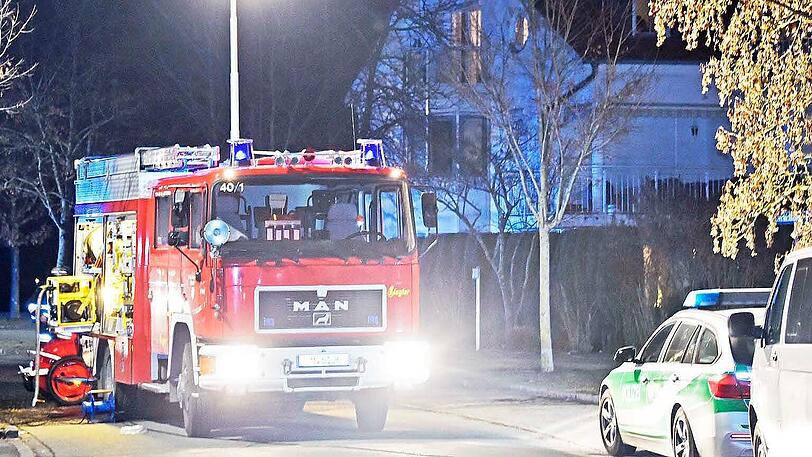 Das Wohnzimmer brannte völlig aus. Die Feuerwehr entdeckte bei den Löscharbeiten eine Leiche.