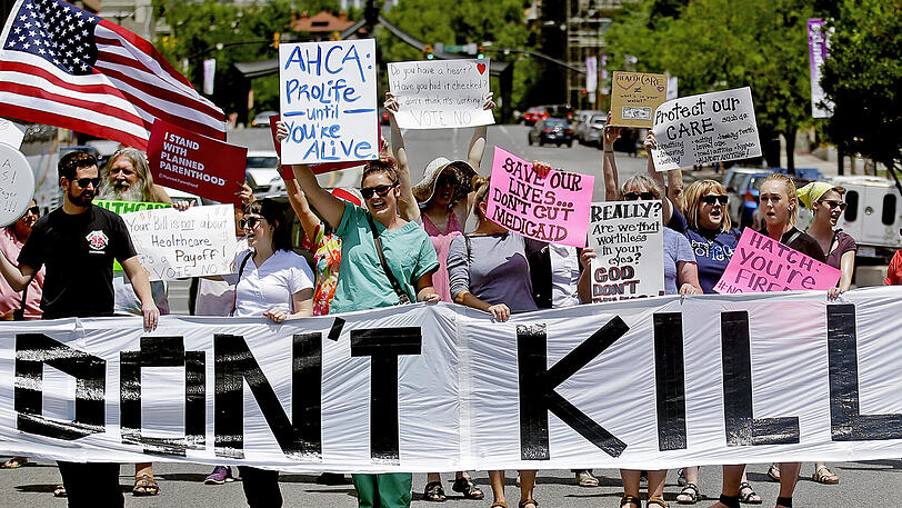 Demonstranten protestieren in Salt Lake City gegen den Gesetzesentwurf der Repubikaner für eine Neuordnung der Krankenversicherung.