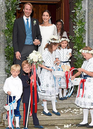 Prinz Konstantin von Bayern und Frau Deniz von Bayern (ehemals Kaya) mit Blumenkinder