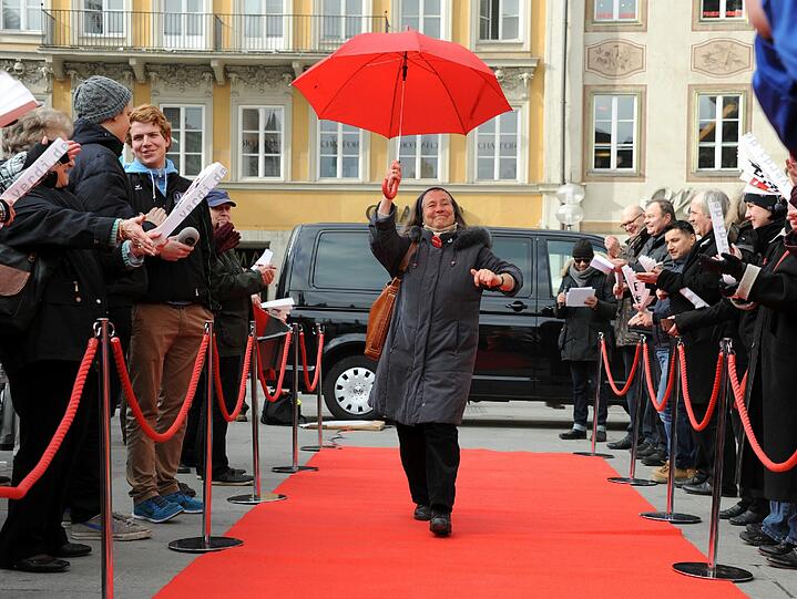 Schick mit Schirm: Sozialpädagogin Angelika Thaler.