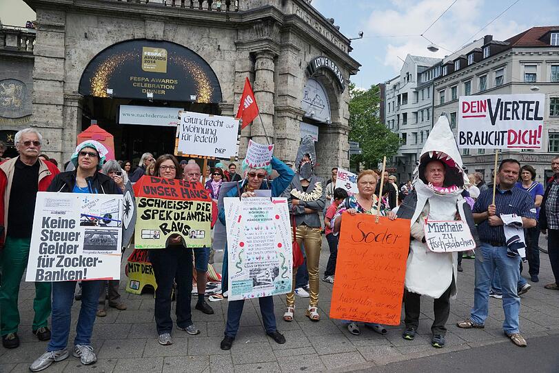 Etwa 70 Menschen der aktionsgruppe Untergiesing (Bündnis bezahlbares Wohnen und mehrerer Mietergemeinschaften gegen die GBW) demonstrieren vor dem Löwenbräukeller am Stiglmayerplatz und marschieren an der CSU Zentrale vorbei weiter bis zur GBW Zentrale an der Dom Pedro Straße.