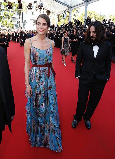 Charlotte Casiraghi bezaubert in Cannes im sommerlichen Trägerkleid von Gucci