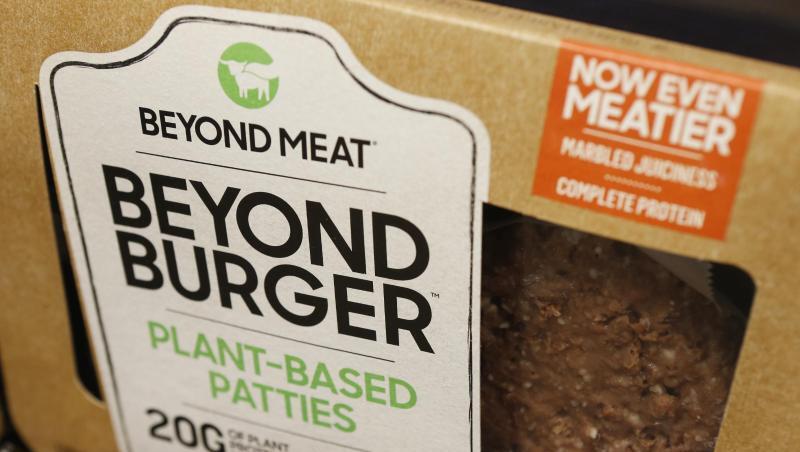 Fleischlose Burger-Patties von Beyond Meat liegen in einem Lebensmittelgeschäft. Fleischlose Burger-Patties von Beyond Meat liegen in einem Lebensmittelgeschäft.