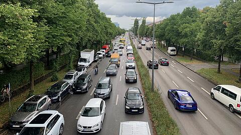 Die Landshuter Allee im Norden, wo der Verkehr des Mittleren Rings nach einem kurzen Tunnelstück wieder an die Oberfläche tritt.