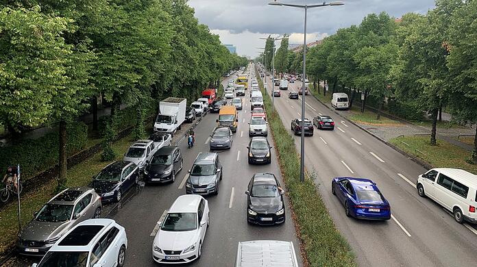 Die Landshuter Allee im Norden, wo der Verkehr des Mittleren Rings nach einem kurzen Tunnelstück wieder an die Oberfläche tritt.