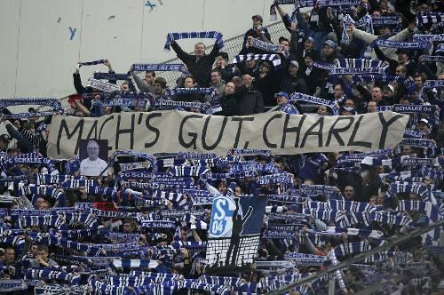 Ein letzter Gruß aus der Kurve: Die Schalker Fans gedenken Charly Neumann