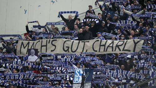 Ein letzter Gruß aus der Kurve: Die Schalker Fans gedenken Charly Neumann Ein letzter Gruß aus der Kurve: Die Schalker Fans gedenken Charly Neumann