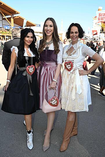 Jeannette Graf, Alana Siegel und Natalia Yegorova präsentierten stolz ihre Trachtenkleider.