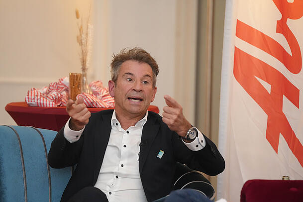 Löwen-Präsident Gernot Mang sprach auf dem AZ-Sofa auch über sein Verhältnis zum Stadtrivalen FC Bayern. Löwen-Präsident Gernot Mang sprach auf dem AZ-Sofa auch über sein Verhältnis zum Stadtrivalen FC Bayern.