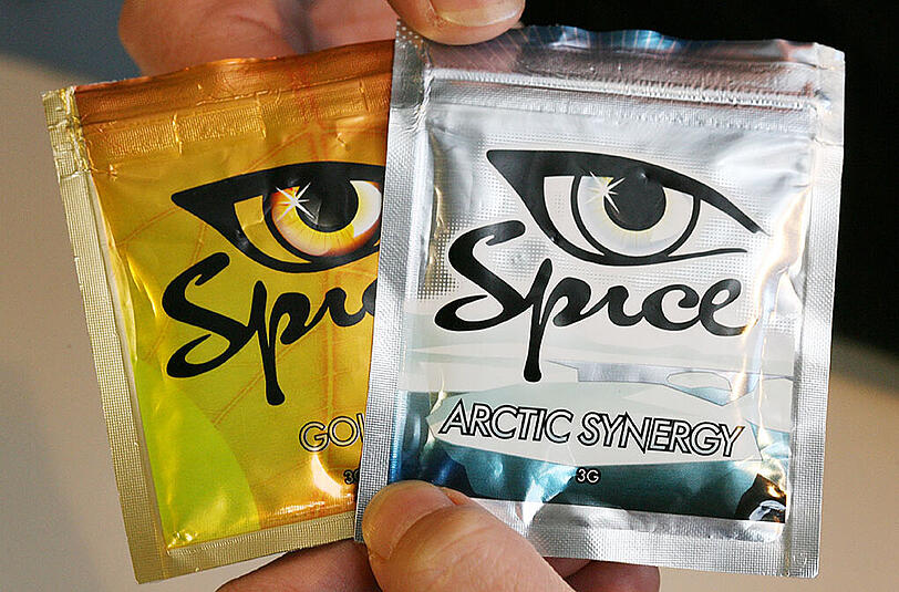 Zwei Tütchen mit der Droge "Spice". In so manchem deutschen Kiosk oder Tabakladen wurde die Kräutermischung seit einigen Monaten verkauft. Vor allem Jugendliche griffen zu.