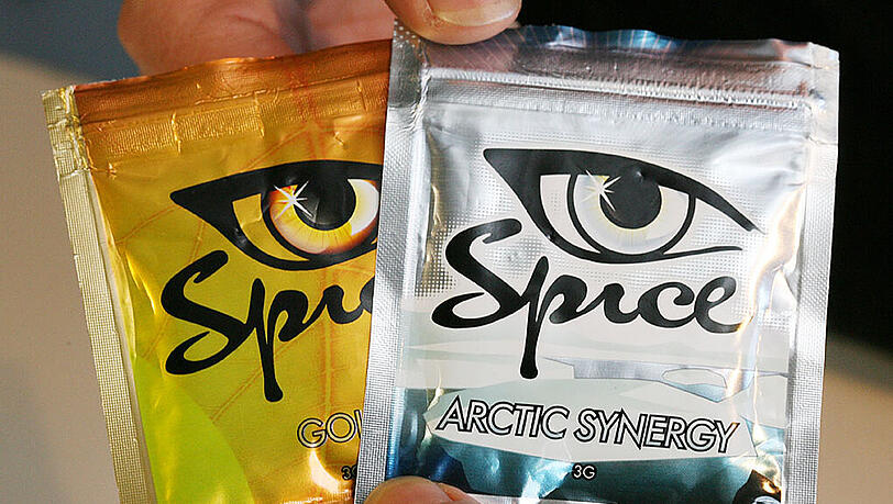 Zwei Tütchen mit der Droge "Spice". In so manchem deutschen Kiosk oder Tabakladen wurde die Kräutermischung seit einigen Monaten verkauft. Vor allem Jugendliche griffen zu. Zwei Tütchen mit der Droge "Spice". In so manchem deutschen Kiosk oder Tabakladen wurde die Kräutermischung seit einigen Monaten verkauft. Vor allem Jugendliche griffen zu.