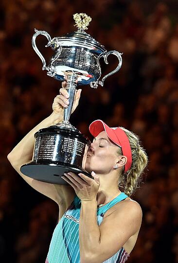 "Ich bin ein Grand-Slam-Champion, das klingt so verrückt", sagte Angelique Kerber nach dem 6:4, 3:6, 6:4 im Finale der Australian Open gegen Titelverteidigerin Serena Williams (USA). Die Bilder des Wahnsinns-Finale...