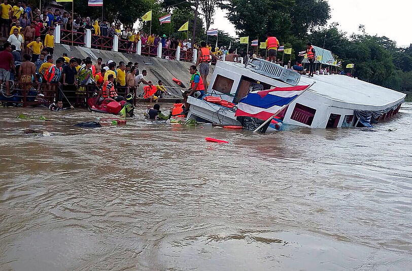 Rettungssanitäter bergen Überlebende des Bootsunglücks auf dem Fluss Chao Phraya. Foto: Stringer