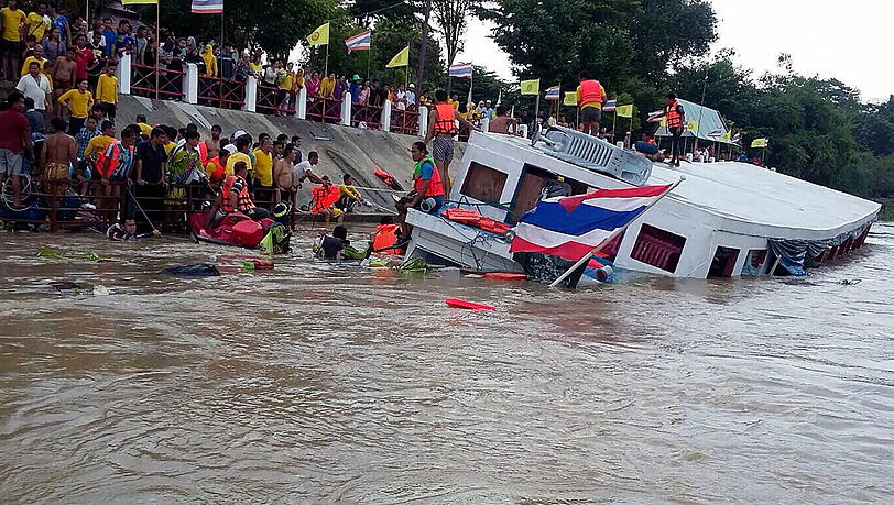 Rettungssanitäter bergen Überlebende des Bootsunglücks auf dem Fluss Chao Phraya. Foto: Stringer Rettungssanitäter bergen Überlebende des Bootsunglücks auf dem Fluss Chao Phraya. Foto: Stringer