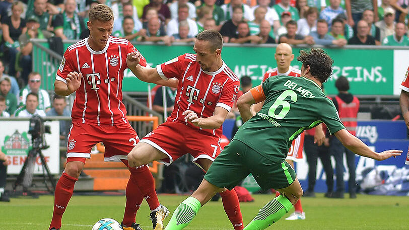 JOSHUA KIMMICH NOTE 3
Der Confed-Cup-Sieger will &bdquo;intelligent spielen wie Lahm&ldquo;, sagte er. Nach dem Confed-Cup-Urlaub hatte er nur ein Testspiel, dann ging's als Rechtsverteidiger in die Vollen. Sehr einsatzfreudif und fleißig. Aber: Sein Zusammenspiel mit Robben über rechts funktioniert &ndash; natürlich &ndash; noch nicht so gut wie das Duo Lahm/Robben.