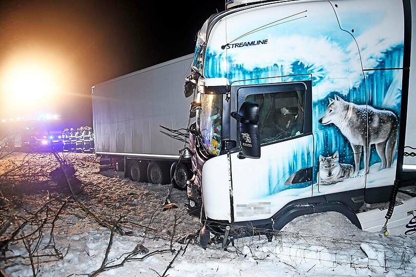 Ursache Sekundenschlaf: Ein Lkw kam am frühen Dienstagmorgen von der Straße ab und prallte gegen einen Baum. Die A8 war bis neun Uhr gesperrt.