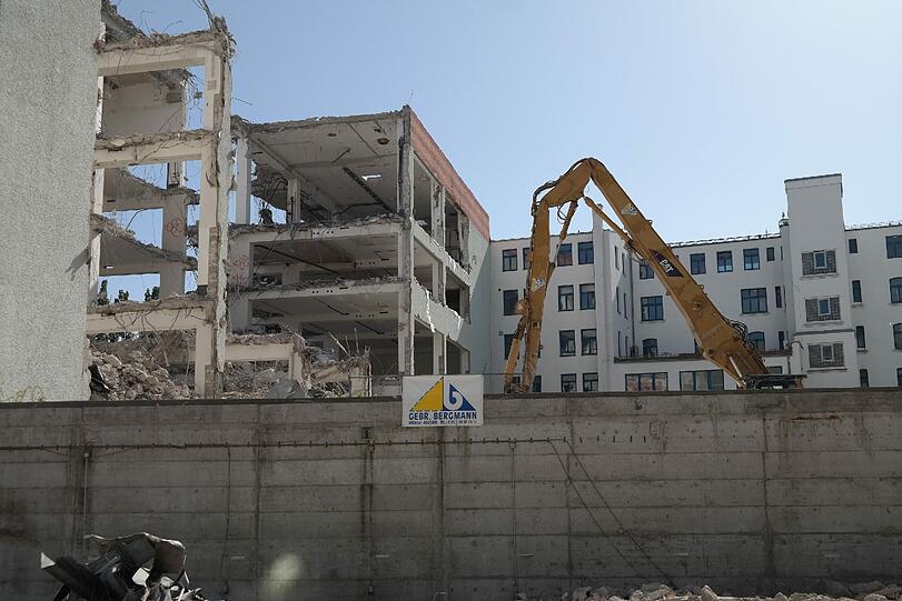 Ein eindrucksvoller Anblick: Die ehemalige Bernbacher Nudelfabrik in der Au wird dem Erdboden gleichgemacht.