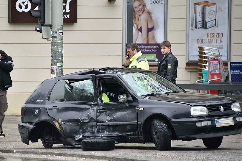 Der Bus krachte so hart in die rechte Seite des VW, dass ein Rad abgerissen wurde. Bilder vom Unfallort.
