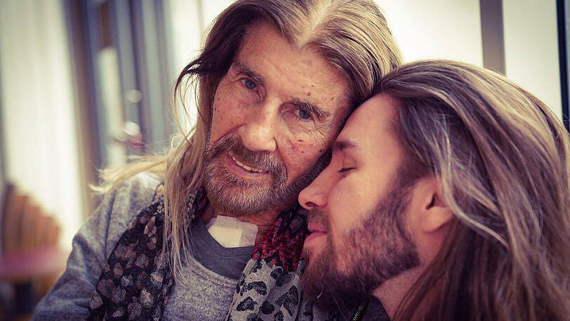 Foto aus der Reha: Abi Ofarim hält Sohn Gil im Arm