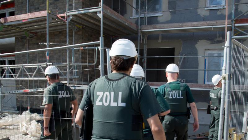 Zurzeit gehen gut 6700 Zöllner bundesweit gegen Schwarzarbeit und illegale Beschäftigung vor. Zurzeit gehen gut 6700 Zöllner bundesweit gegen Schwarzarbeit und illegale Beschäftigung vor.