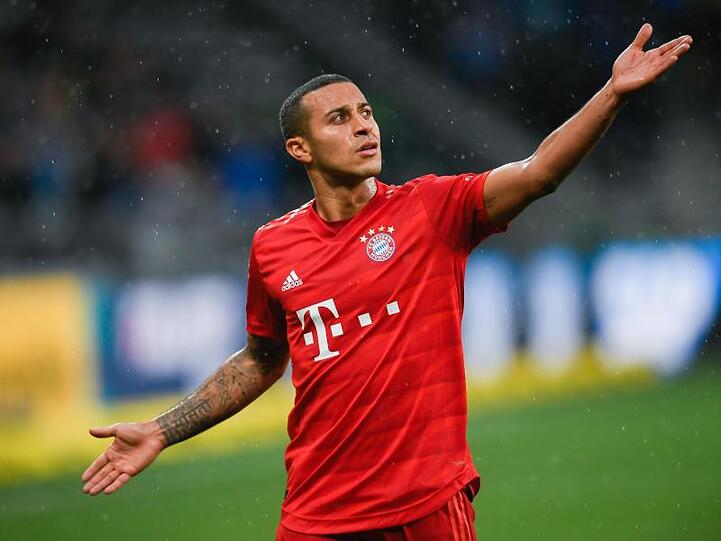 Münchens Thiago läuft zu den Bayern Fans. Foto: Tom Weller/dpa/Archivbild