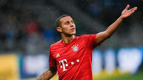 Münchens Thiago läuft zu den Bayern Fans. Foto: Tom Weller/dpa/Archivbild