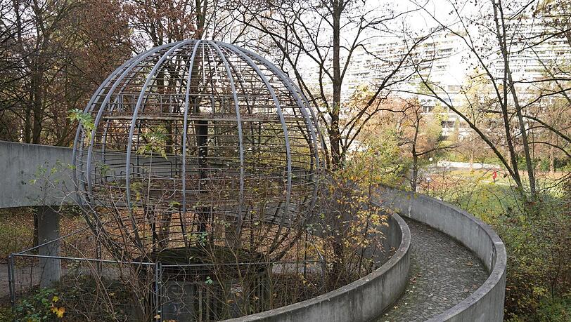Hinter dem Hochhaus an der Conollystraße 18. Heute ist das Metallkunstwerk verrostet, die Bretter sind einsturzgefährdet. Hinter dem Hochhaus an der Conollystraße 18. Heute ist das Metallkunstwerk verrostet, die Bretter sind einsturzgefährdet.
