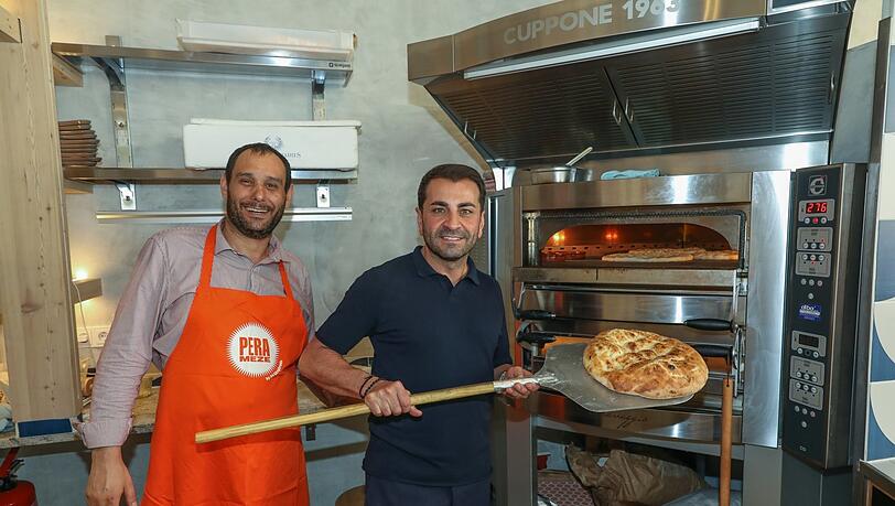 Güngörmüs (r.) und sein Kollege backen alles selbst. Güngörmüs (r.) und sein Kollege backen alles selbst.