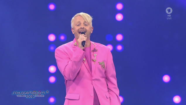 Pink, pinker, Ross Antony