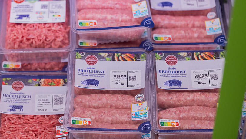 Fleischwaren liegen bei ALDI SÜD in Kühlschränken nach Haltungsform sortiert. Stufe 1 soll langfristig nicht länger angeboten werden.